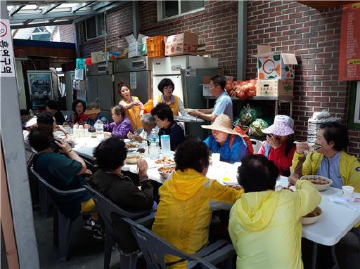 태백시 상장동에 있는 중국음식점 `아사원(대표:이상렬)'은 30여년째 지역 경로당 등 어르신들을 위한 식사 봉사활동을 펼치면서 지역사회에 귀감이 되고 있다.