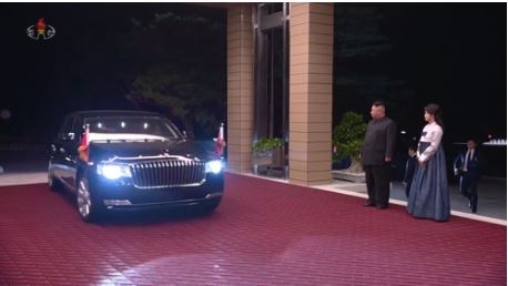 김정은 국무위원장과 부인 이설주가 시진핑 주석이 타고 오는 차량을 기다리고 있다. 사뭇 진지한 두 사람의 모습이 이채롭다. (사진=조선중앙TV 캡처)