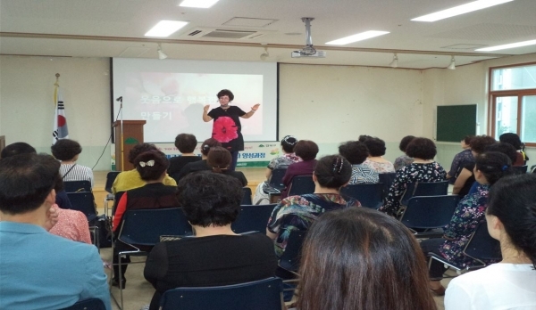 강북구가 웃음레크리에이션 전문가 양성 교육 참가자 50명을 선착순 모집한다. (사진=강북구)