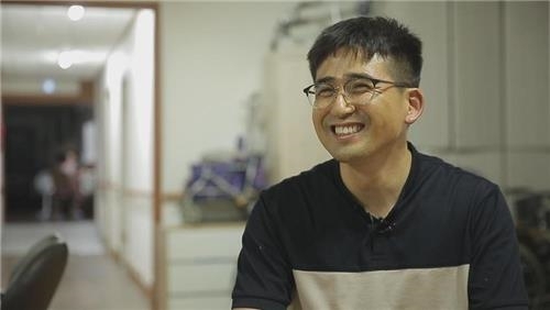 20년간 4천600명에게 이발 자원봉사를 해온 삼성전자 반도체 엔지니어 김진묵씨.(사진=삼성전자 웹사이트)