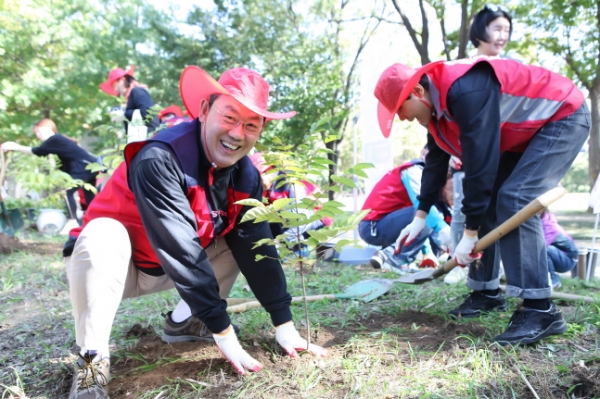 김태영(맨 왼쪽) 은행연합회장과 사원은행 임직원들이 12일 서울숲공원에서 진행된 '은행이 함께하는 공원의 친구 되는 날' 자원봉사 행사에서 미세먼지 저감을 위해 나무를 심고 있다. (사진=은행연합회)