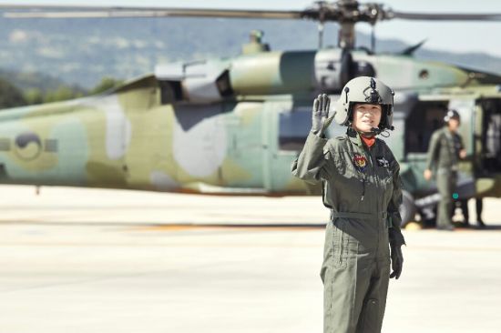 8일 여군 '1호' 소장으로 진급한 강선영 소장이 육군 항공작전사령부 근무 시절 UH-60 앞에서 포즈를 취하고 있는 모습.