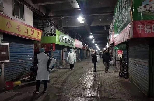 폐렴 감염자가 집단 발생한 것으로 확인된 중국 후베이성 우한의 화난해산물시장에서 방역 작업이 이뤄지고 있다. (사진=우한시)