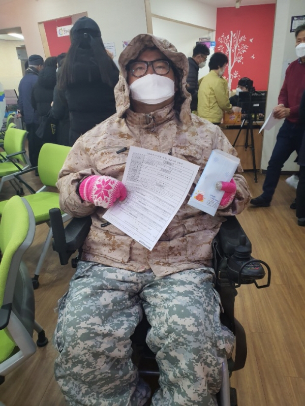 서울 성동구 행당2동주민센터에 코로나19로 고생하는 간호사들을 돕고 싶다며 평소에 모은 200만원을 기부한 선우모씨. (사진=성동구)