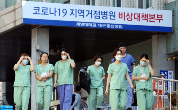 코로나19 지역거점병원인 계명대 대구동산병원에서 의료진이 24시간 환자치료에 전념하고 있다.