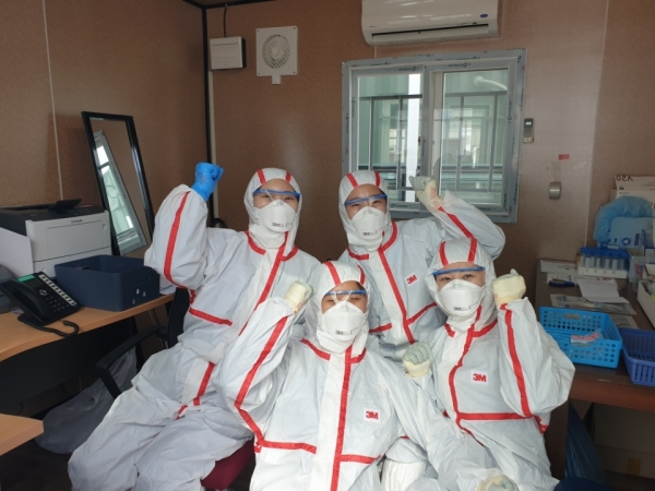 방진복을 입고 마스크를 낀 칠곡경북대학교병원 의료진들. (사진=이로운넷)